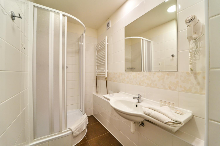 Bathroom 4, Charles Central, Praha 7