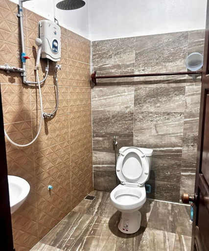 Bathroom 3, Domon Riverside Hotel, Vangvieng