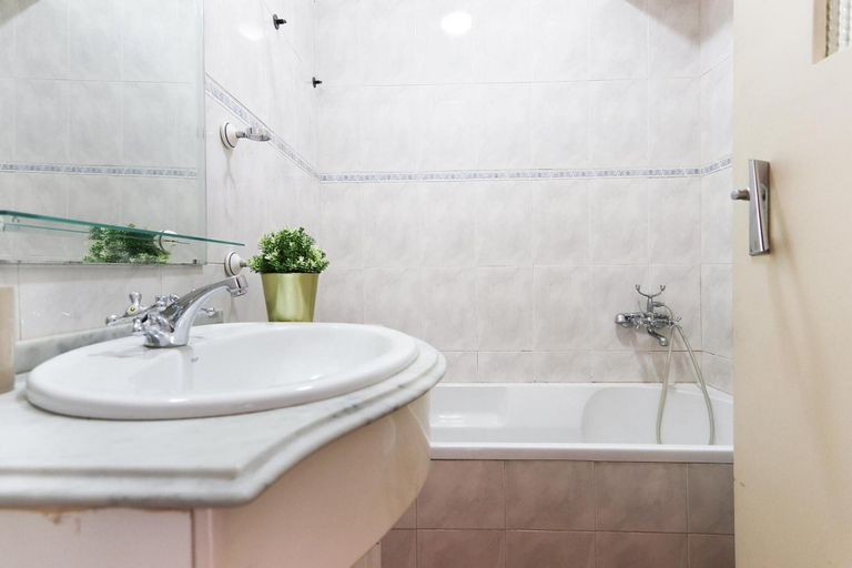 Bathroom 3, Saldanha Residence by Homing, Lisbon