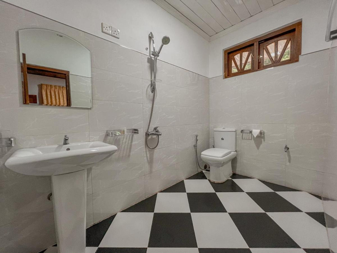 Bathroom 3, Royal Guest Inn, Nuwara Eliya