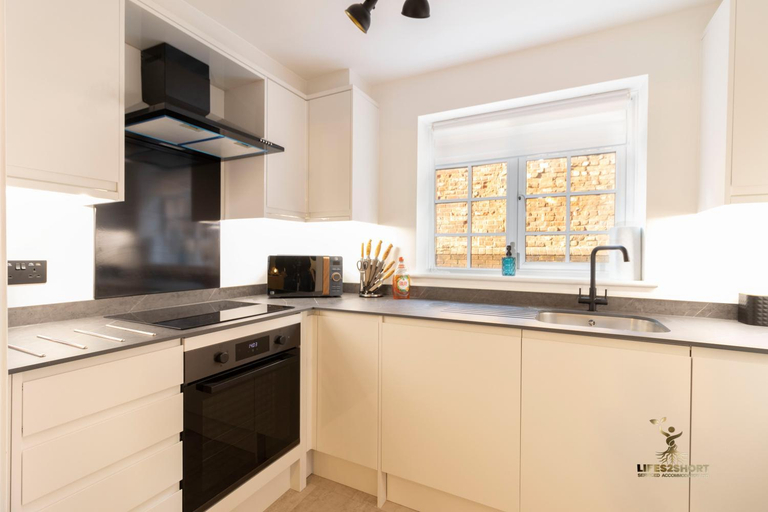 Others 3, 1 BDR Apt, 1 min from High St, Quiet, Parking, Devon