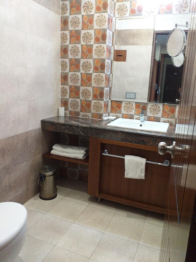 Bathroom 4, THE GRAND HOTEL, Shahid Bhagat Singh Nagar