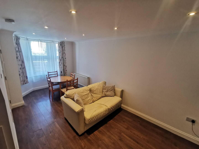 Living area, City Apartment Sleeps 4 with Garden, London