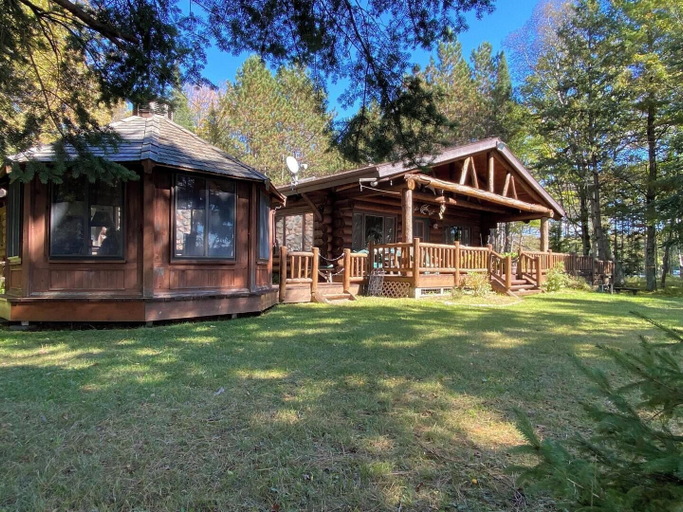 Exterior & Views 2, Two Bear Lodge on Lost Land Lake, Sawyer