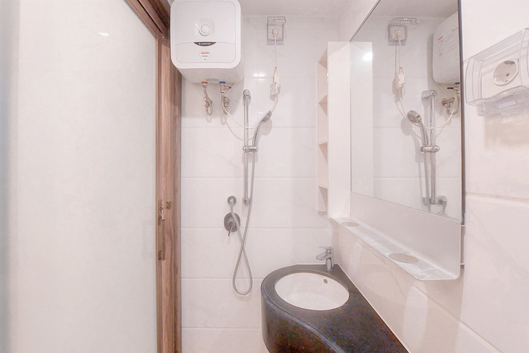 Bathroom 5, Nice Studio Apartment at Sky House BSD near AEON Mall By Travelio, Tangerang Selatan