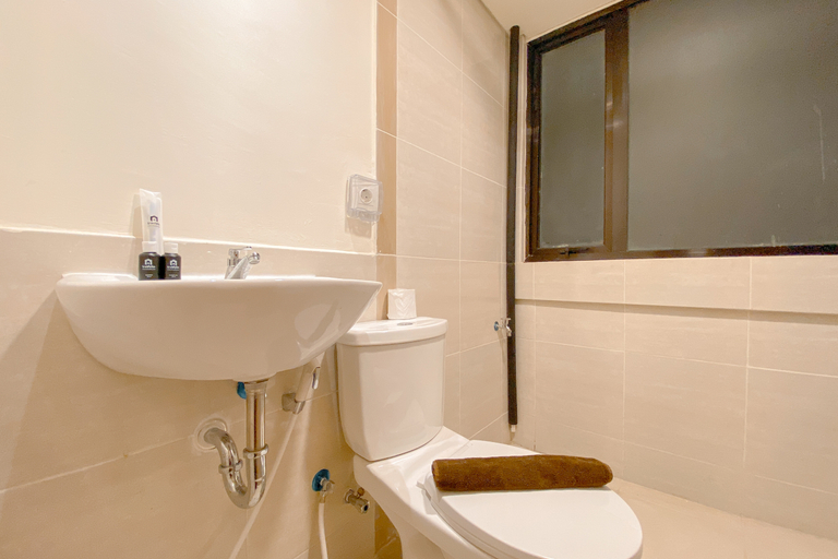 Bathroom 5, Serene Living 2BR Meikarta Apartment By Travelio, Cikarang