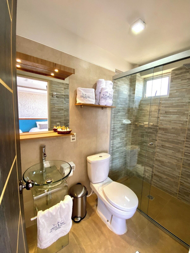 Bathroom, Cielo y Sal, Antonio Quijarro
