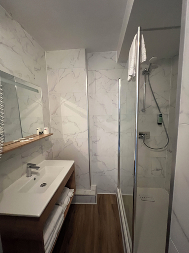 Bathroom 4, Hôtel Méditerranée, Aude