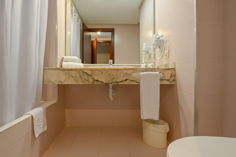 Bathroom 4, O7 Club Cala Ratjada, Baleares