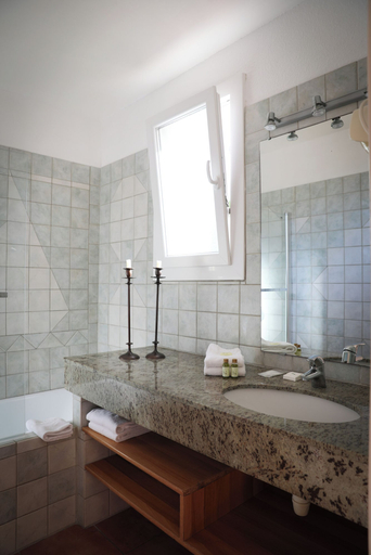 Bathroom 4, Hôtel Les Flots Bleus, Var
