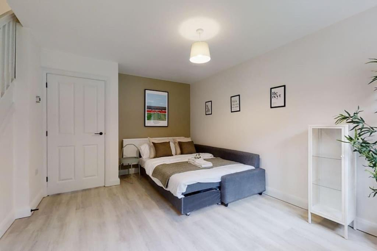 Bedroom 2, Oakwell View - Modern 3 Bed Home, Barnsley