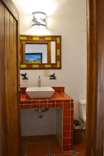 Bathroom 5, La Casona Piramides, Temascalapa