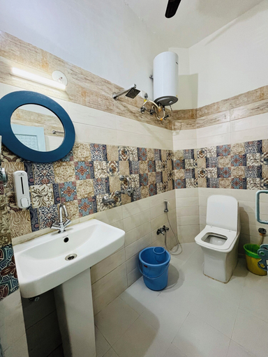 Bathroom 4, Jaisalmer Hostel Crowd, Jaisalmer