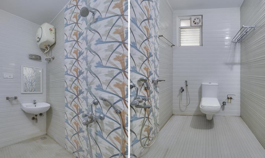 Bathroom 4, Treebo Rithikha Inn Elite Chennai Trade Centre, Thiruvallur