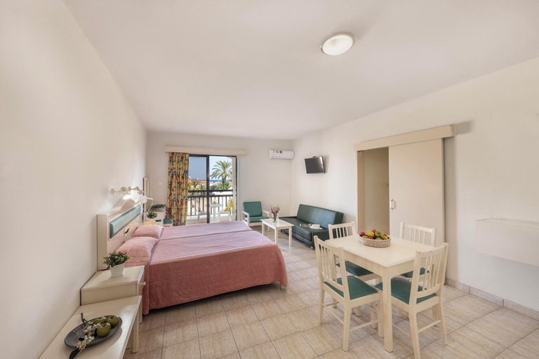 Bedroom 3, Seagull Hotel