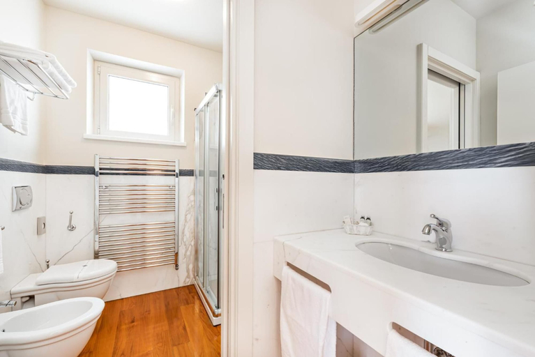 Bathroom 4, Hotel Residence Exclusive, Massa Carrara