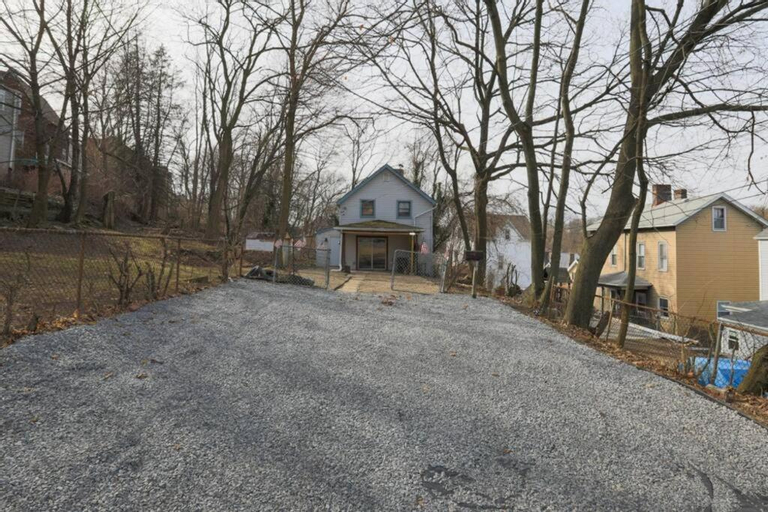Cozy & Comfy Cottage in the City - w parking, Allegheny