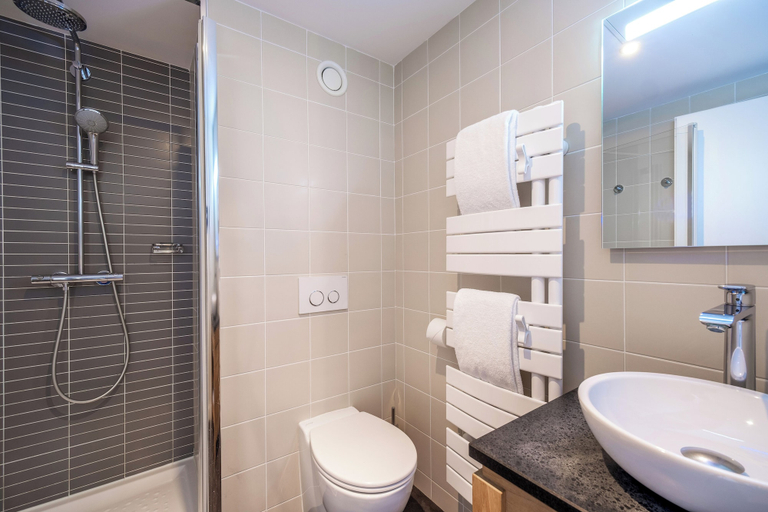 Bathroom 5, Hotel Les Flots - Chatelaillon Plage, Charente-Maritime