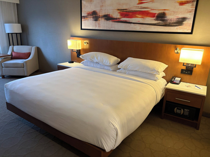 Bedroom 3, Delta Hotels by Marriott Indianapolis Airport, Indianapolis