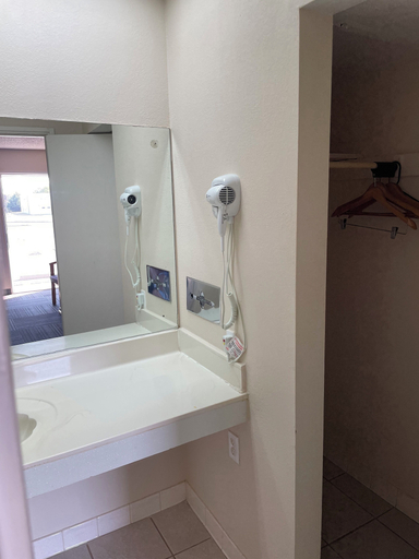 Bathroom 4, American Inn Motel, Pratt