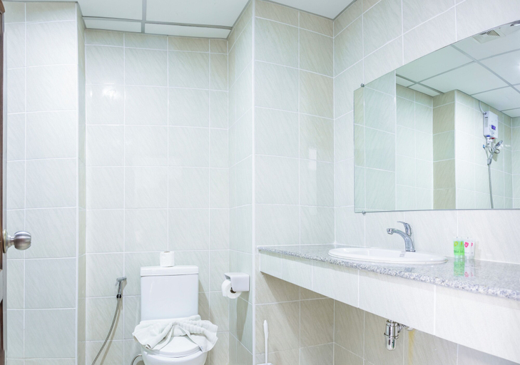 Bathroom 4, View Talay 5 - Beachfront Ocean View - High Floor & Huge Pool, Pattaya