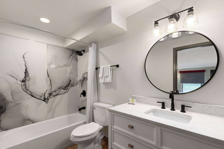Bathroom 5, Ramada by Wyndham Bainbridge, Decatur