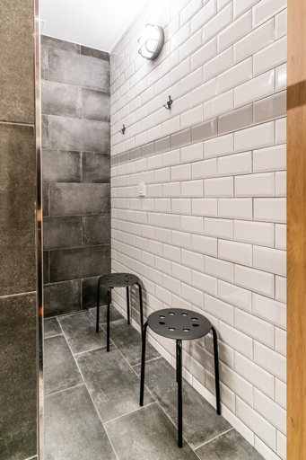 Others 3, Four Rooms Hostel, Lugo