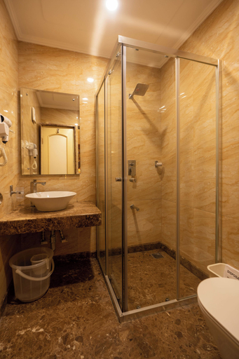 Bathroom 3, Hotel Pai Viceroy, Bangalore