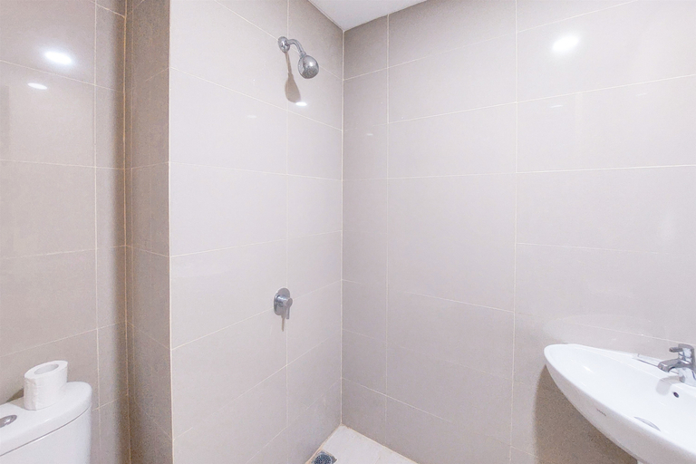 Bathroom 5, Minimalist and Homey Studio Apartment at B Residence By Travelio, Tangerang Selatan
