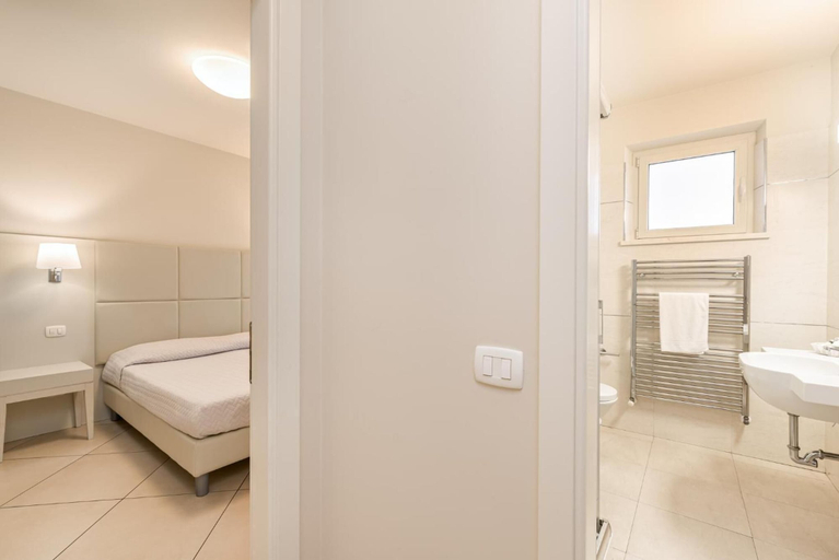 Bathroom 4, Hotel Residence Exclusive, Massa Carrara