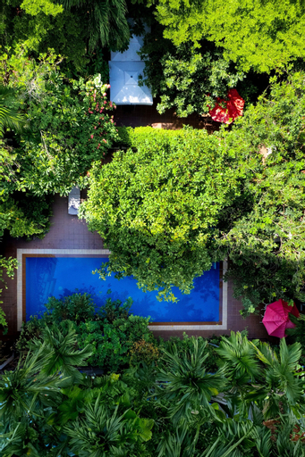 Exterior & Views 27