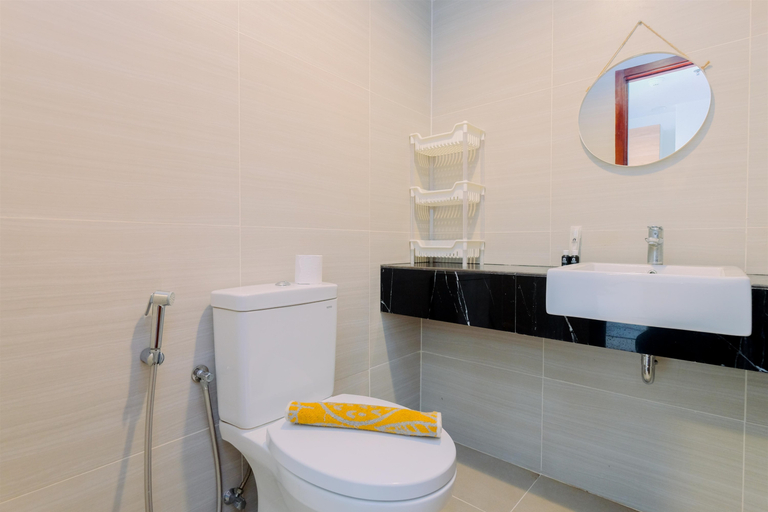 Bathroom 5, Cozy and Warm Studio at West Vista Apartment By Travelio, West Jakarta