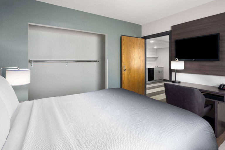 Bedroom 3, Super 8 by Wyndham Columbus, Stillwater