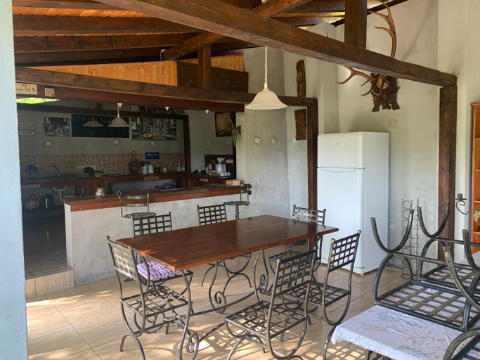 Others 3, Casa Romana, Eselnita