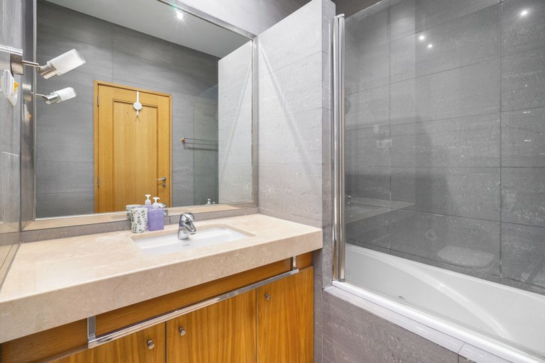 Bathroom 4, Ajuda 31 Premium W/ Elevator & Parking, Lisbon