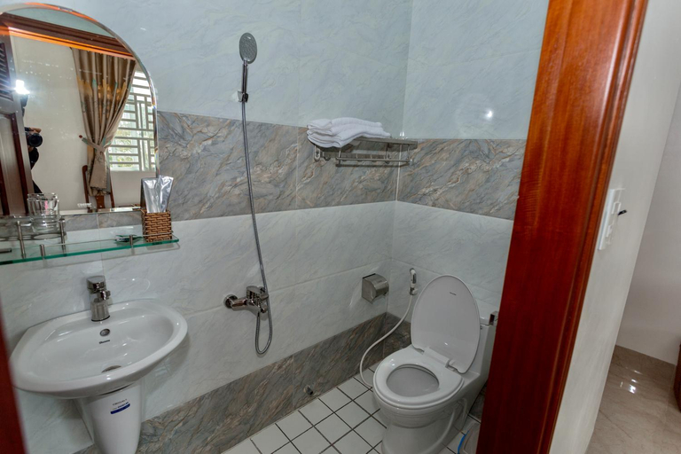 Bathroom 5, Lee Hotel, Cái Răng