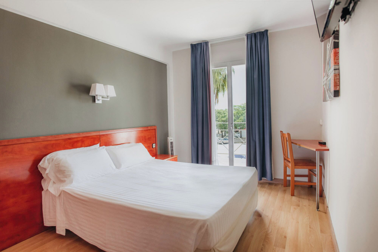 Bedroom 2, Hotel Marina Tossa, Girona
