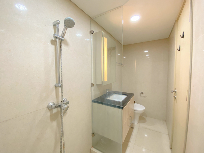 Bathroom 5, Good and Homey Studio at The Pinnacle Apartment By Travelio, Semarang