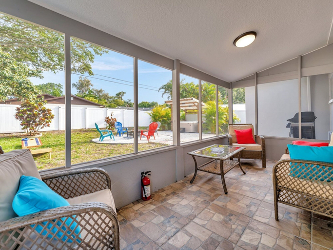 Room 2, 4b 2b w Hot Tub BBQ Firepit 9mins to Beach, Pinellas