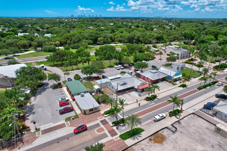 Others 5, Guest House In a Downtown Bonita Springs Compound, Lee