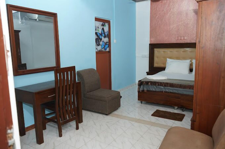 Bedroom 5, Metro Marine Drive Hotel, Thimbirigasyaya