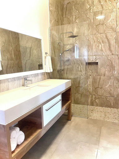 Bathroom 4, Morgans cliff