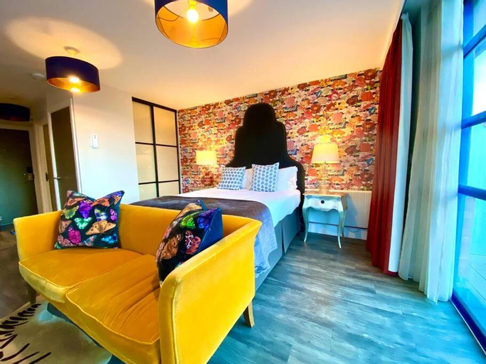 Luxurious Studio Apartment - 1 Minute walk to Poole Quay - Great Location - Free Parking - Fast WiFi, Poole