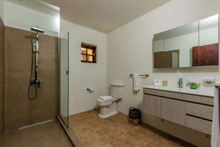 Bathroom, Large 5BR Villa With Private Pool Near Eagle Beach