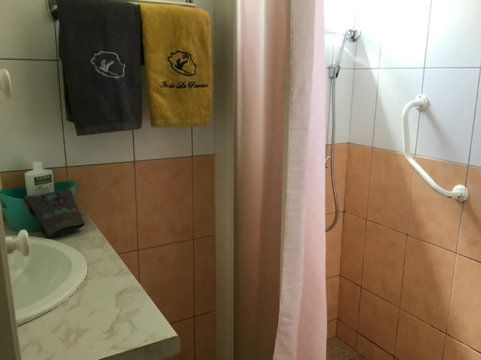 Bathroom 3, Les Capucines, Saint-Pierre