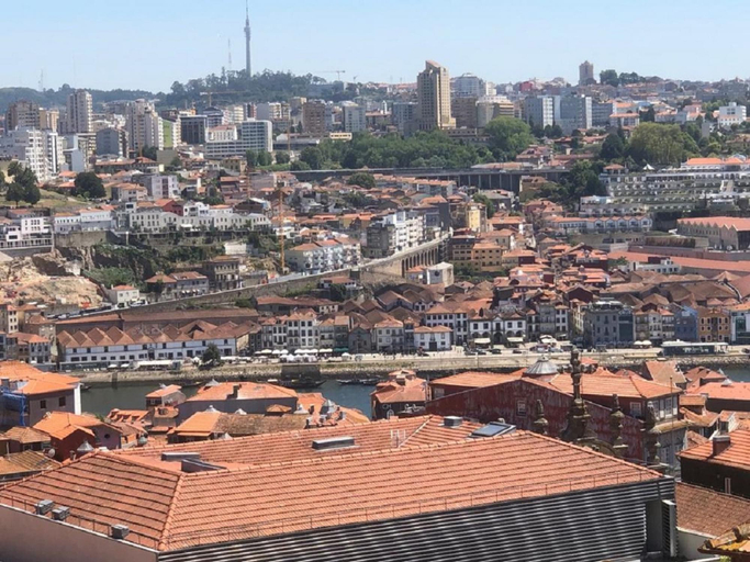 Room 5, Downtown Clerigos With River View by Vacationy, Porto