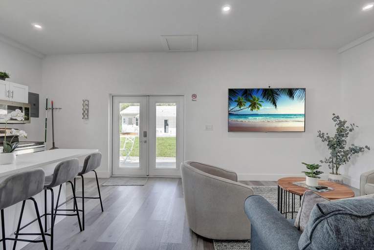 Food & Drinks, Guest House In a Downtown Bonita Springs Compound, Lee