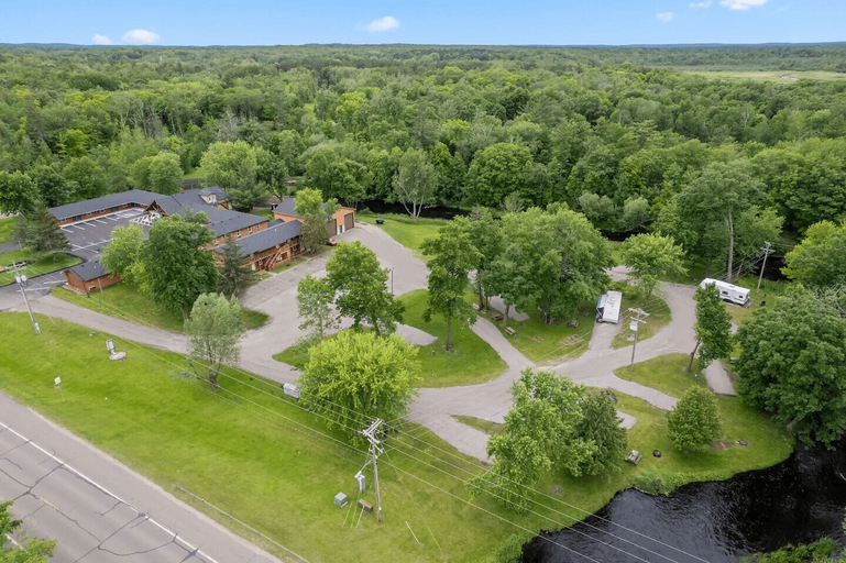 Others 5, River View Lodge, Aitkin