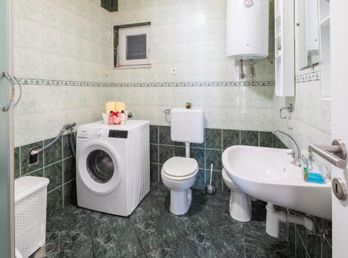 Bathroom 3, Omis River & Sea Escape, Omiš