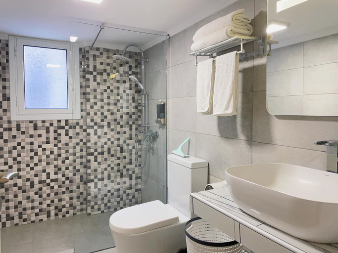 Bathroom 2, Uoohome7 garden green and navy, Attica